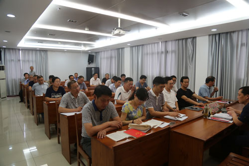 我院党组中心组开展集体学习.JPG