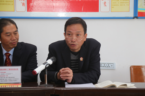 杨建农法官为村民讲课.JPG